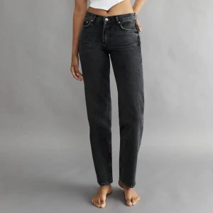 Los waist jeans från gina - Fick dem när jag fyllde år i höstas och har tvättat dem några gånger, sitter som en 36/38 Jag är 170 och är bra längd, skriv för bilder och frågor:) Orginalpris 500kr