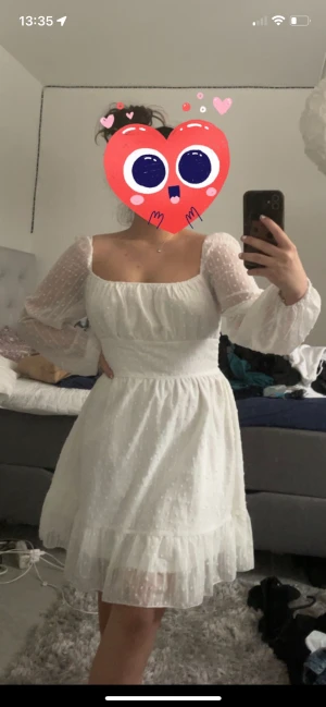 Söt vit klänning - Säljer denna söta klänning perfekt för studenten eller sommaren. 