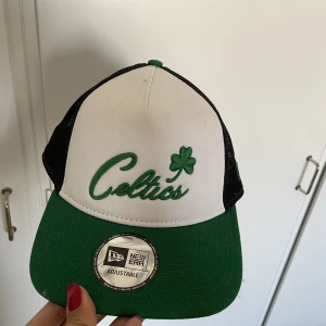 Keps - Säljer denna kepsen, skit rolig att ha på fester eller bara att ha. 100kr justerbar💓