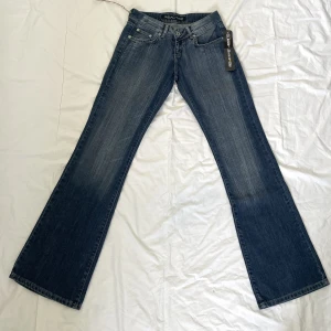 lågmidjade jeans - använd köp nu! midja:70 innerben:82 (för små så kan inte visa på)💞 nya med tags kvar