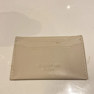 Stockholm LM studio plånbok - MQ plånbok.andvänd 1-3 gånger.jag säljer den för att den kommer inte till andvändning.lite små skrapor.men man ser inte det om man kollar noga.nypris:50kr