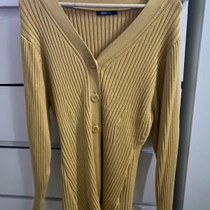 Kofta Gina Trickot  - En gul kofta från Ginatrickot, endast använd ett få tal gånger. 