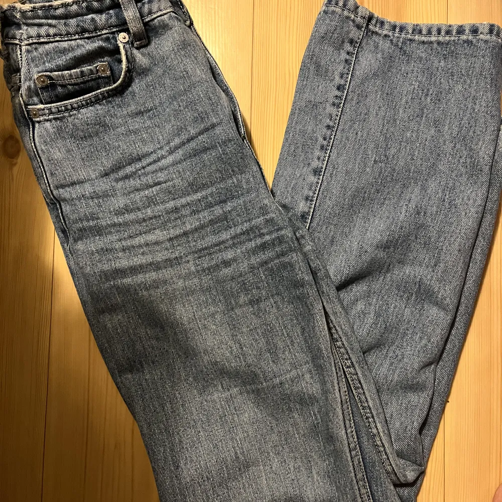 Rowe Extra High Straight Jeans Blå Strl: 25/30 Märke: Weekday   Skick: några år, men knappt använda så inget att anmärka på Material: 100 bomull   . Jeans & Byxor.