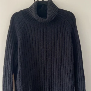 Svart stickad tröja med slits  - Säljer denna svarta stickade tröjan med slits på sidorna då den inte längre kommer till användning, använde mycket förut och den är verkligen jätte skön.   Frakt: 60kr