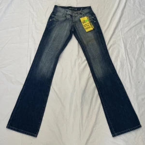 lågmidjade jeans - använd köp nu! midja:70 innerben:87 (för små så kan inte visa på)💞 en fläck på höger lår därav priset