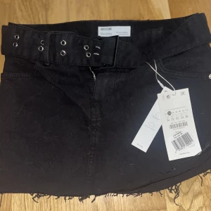 Jeanskjol  - En svart jätte fin lågmidjad jeanskjol. Helt oanvänd (prislapp e kvar) Storlek 34