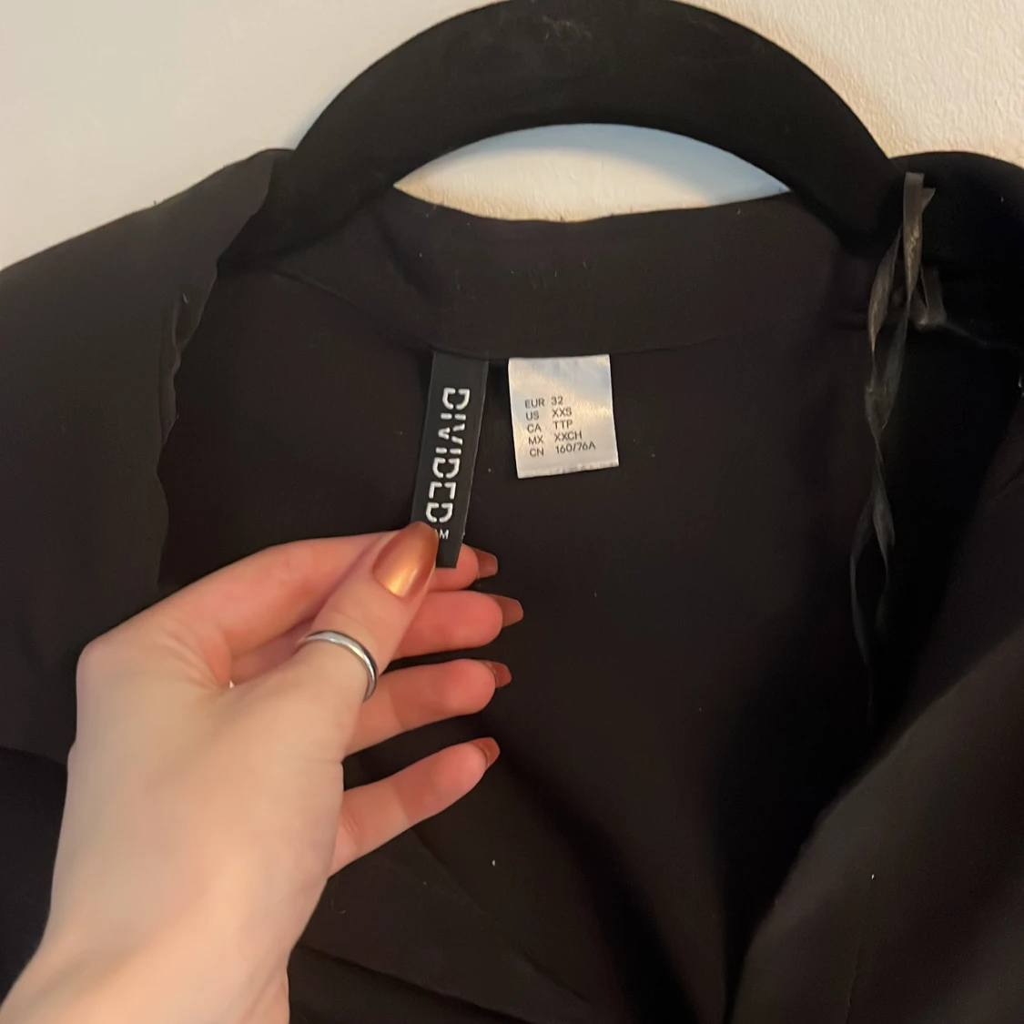 Svart blus med V krage  - 91