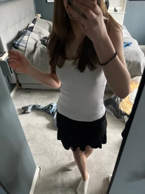 Kjol  - Säljer denna fina kjol från gina tricot 💋nyskick och passar till det mesta👍🏽👍🏽nypris:299kr