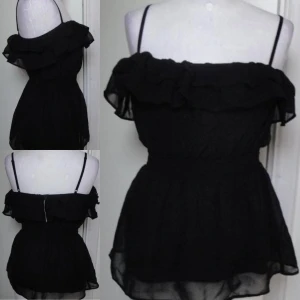 mycket snygg svart chiffong topp tunika - (kan ej visa fler bilder eller visa hur den ser ut på) storlek M. möts i stockholm eller fraktar. helt ny oanvänd. 🖤