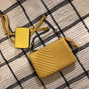 Gul Plånbok och väska - Köp tillsammans eller ej Väskan 105kr Don Donna Plånbok 95 (Baksidan av väskan är lite svart ifrån jeans, men syns knappt)