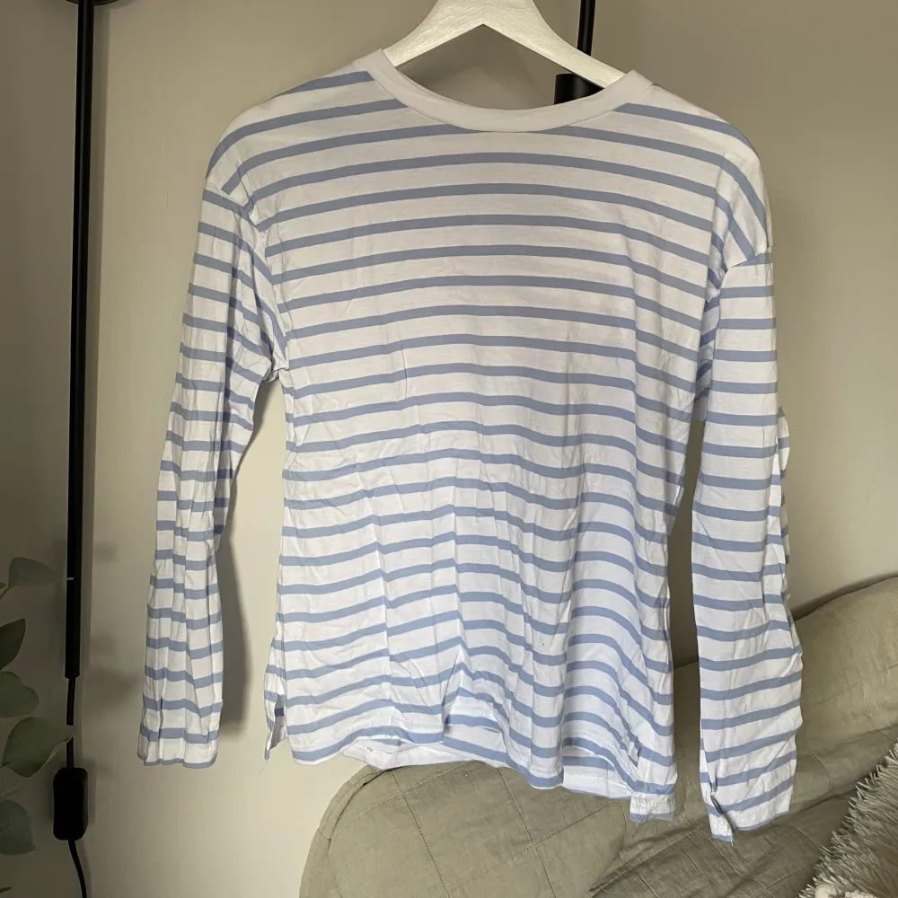 Randig tröja i blått och vitt från lager157 i storlek XS, köparen står för frakten (ca 45kr) ☺️. Toppar.
