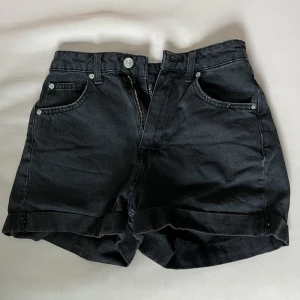 Shorts - Ett par svarta jeansshorts från H&M, väldigt bra skick men kanske något urtvättade. Sitter väldigt bra och är bekväma att ha på sig.