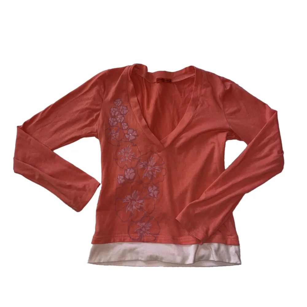 Långärmad t-shirt/tröja med blommor och rhinestones i så fin aprikos färg. Toppar.