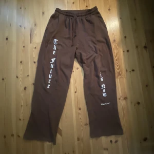 Mjukisbyxor baggy - Ett par feta, bruna mjukisbyxor med baggy passform, säljer då dem inte kommer så mycket till användning. Kontakta vid funderingar.