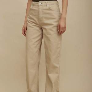Beiga jeans från Amalie Star x NA-KD🤍 Köpt för 399kr, storlek 32. Går att få bättre bilder privat! 