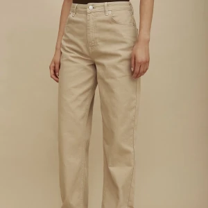 Beiga jeans  - Beiga jeans från Amalie Star x NA-KD🤍 Köpt för 399kr, storlek 32. Går att få bättre bilder privat! 