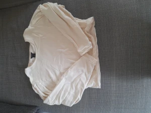 Beige tröja! - En beige tröja från Lindex med lite puffärmar!