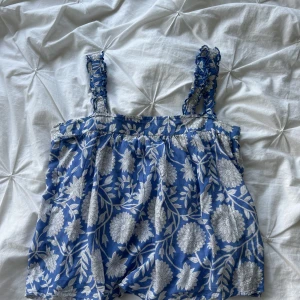 Blå topp - Blå jätte gullig topp köpt något år sedan i USA för ca 400kr😚💕