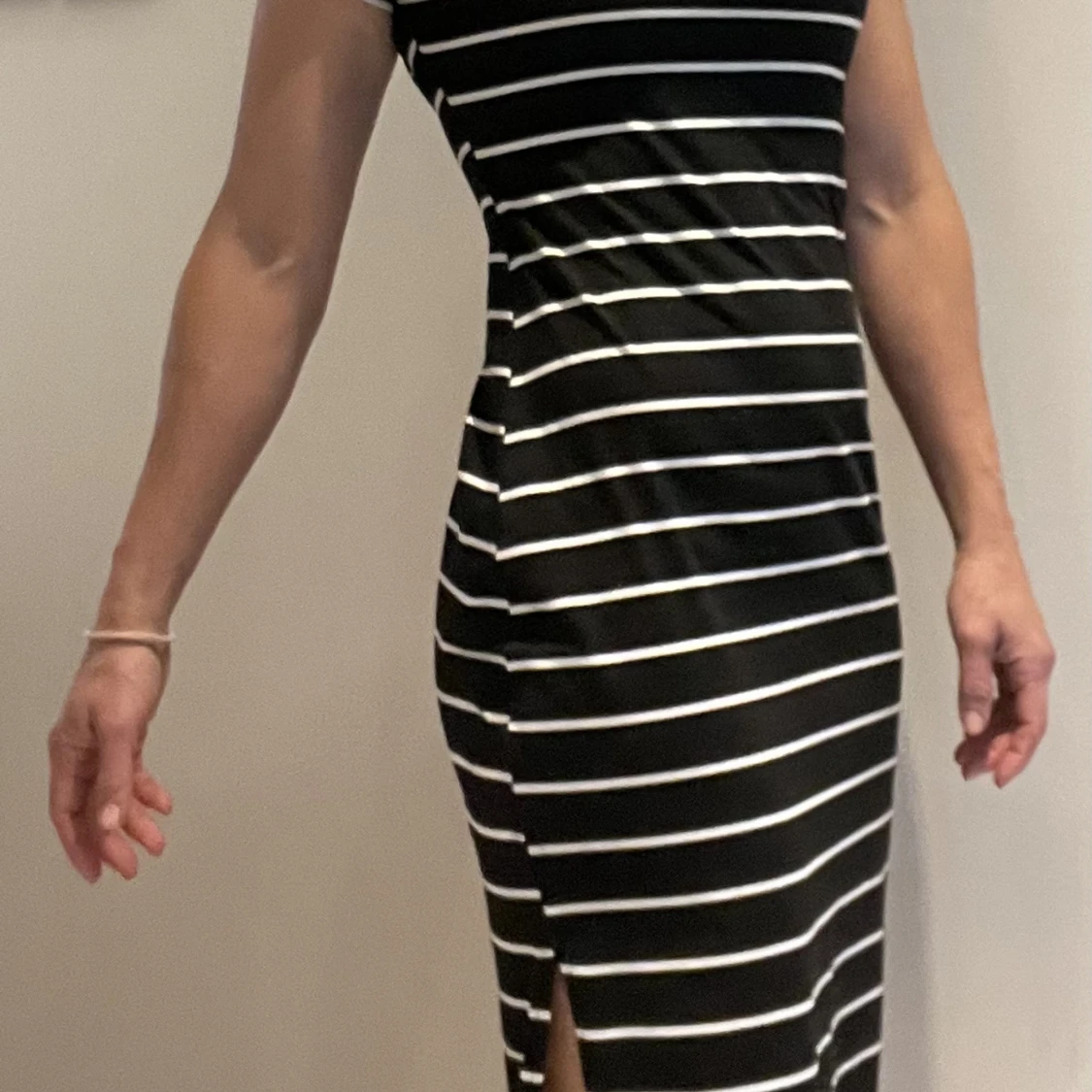 Trikåklänning svart/vit m slits