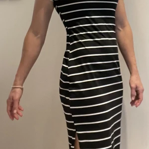 Trikåklänning svart/vit m slits - Skön klänning. Endast tvättad en gång.