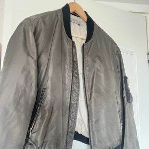 Bomberjacka  - Grön bomberjacka köpt på Zara för massor med år sedan. Finns en liten defekt på bröstet. 