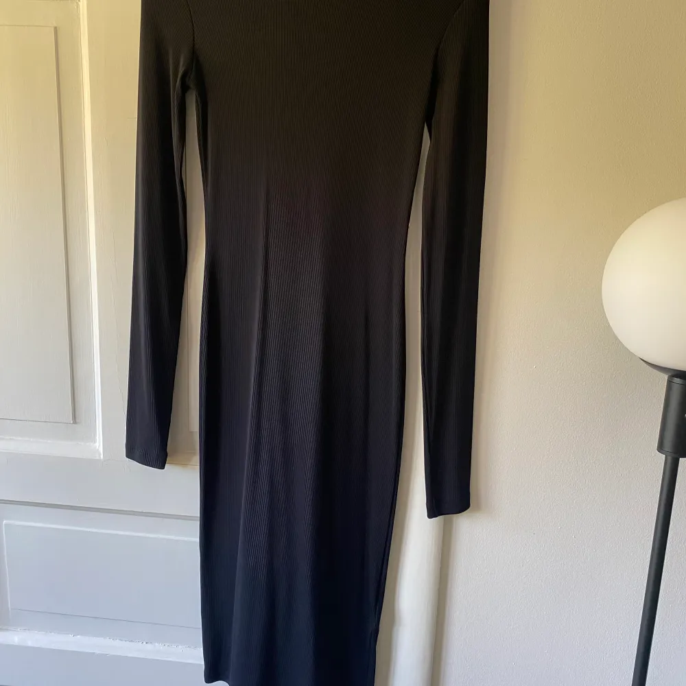 Endast provad svart klänning från ivyrevel strl xs, fin kvalite som inte blir nopprig . Klänningar.