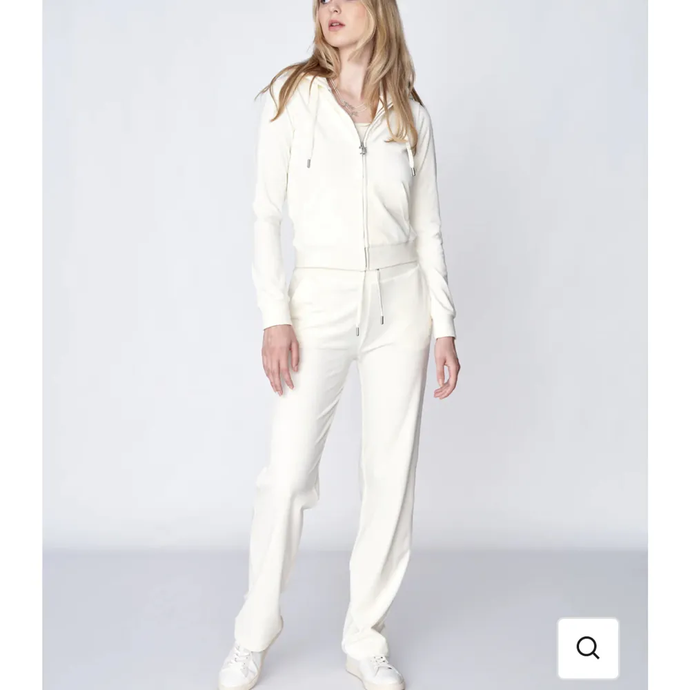 Säljer vita Juicy Couture settet då den inte går åt någon användning. Inga synliga slitage och är i lite hårdare material. Nederdelen xs, överdelen S (liten i storleken). Köpt för 2299kr från Nelly. Pris går att diskutera vid snabb affär !. Övrigt.