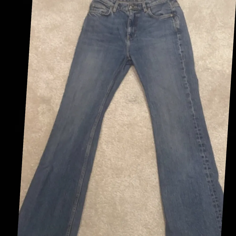 ARKET jeans, så snygga och bootcut! Sitter så snyggt på! Mina favoriter men blev för små…🥲 Står Waits 26? Midjemåttet rakt över : 32 cm  Innerbenslängden: 80 cm. Jeans & Byxor.