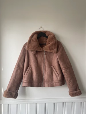 Zara sherlingjacka S / 36 NY - Jättefin oanvänd jacka från Zara. Ingenting att anmärka på. Inköpt för 1495kr 