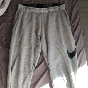 Säljer ett par nike byxor som är storlek m dem är knappt använda och i bra skick köparen står för frakten