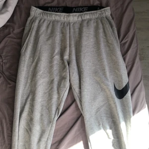 Nike byxor  - Säljer ett par nike byxor som är storlek m dem är knappt använda och i bra skick köparen står för frakten
