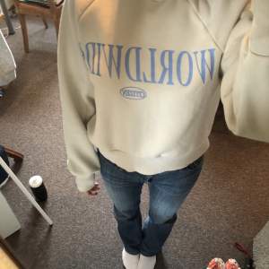 En finfin beige sweatshirt med luva😍😍 Ljusblått tryck