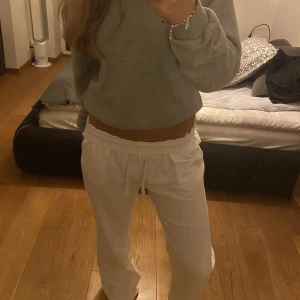 Lågmidjade linnebyxor  - Säljer dessa supertrendiga lågmidjade linnebyxor som har fickor där bak, liknande Roxy💕 säljer då jag har ett par till liknande och behövde rensa garderoben ❣️ inga defekter och använda 2 ggr! För fler bilder elr diskussion om pris så bara skriv💗