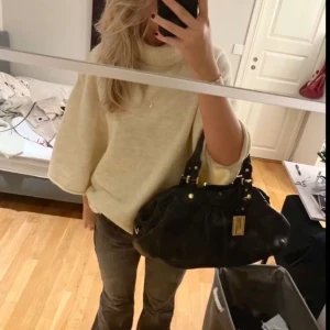 Zara tröja - säljer denna stickade tröjan från zara då jag inte längre får nån använding av den❤️ (lånad bild)