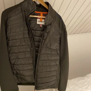 Parajumper Warm up Jayden Hybrid Sweatshirt - Jätte fin Parajumper jacka nu till höst! Sparsamt använd! Har ett litet hål vid vänster armens mudd, skriv privat för bild💝💝