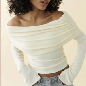 Ljusbeige off shoulder tröja - Säljer denna slutsålda off shouldern med slits vid ärmarna från ginatricot. Oanvänd med prislapp på, köpt för 399kr💞
