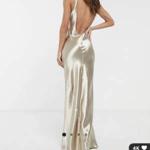 Helt ny guldig klänning från Asos, storlek 38. Missade att returnera och beställde flera storlekar, därav att jag säljer. Den är helt slutsåld på hemsidan! Nypris 859kr🥰