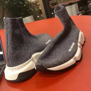 Balenciaga speed grey - Säljer mina balenciaga grey. De svårt att hitta just den här färgen på nätet och själva butiken. Har använt dem några gånger.  storlek 42,5 men 43 fungerar också 