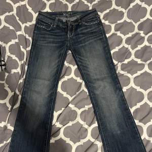 Säljer dessa snygga Missy’s jeans! Lågmidjade, utsvängda 2000-tals jeans i bra skick och med fina detaljer. Storlek 36, sitter lite tight på mig som vanligtvis har mellan 36-38. Perfekt i längden på mig som är ca 1,65. 