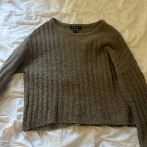 Fin stickad tröja från Gina tricot i st S, använt den flera gånger men gillar inte den längre. Färgen är blandning mellan grå o brun.