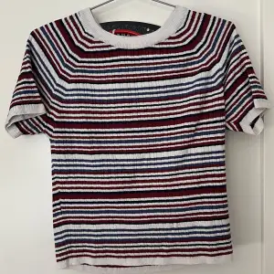 Simpel randig tröja från H&M. Tunt stickad