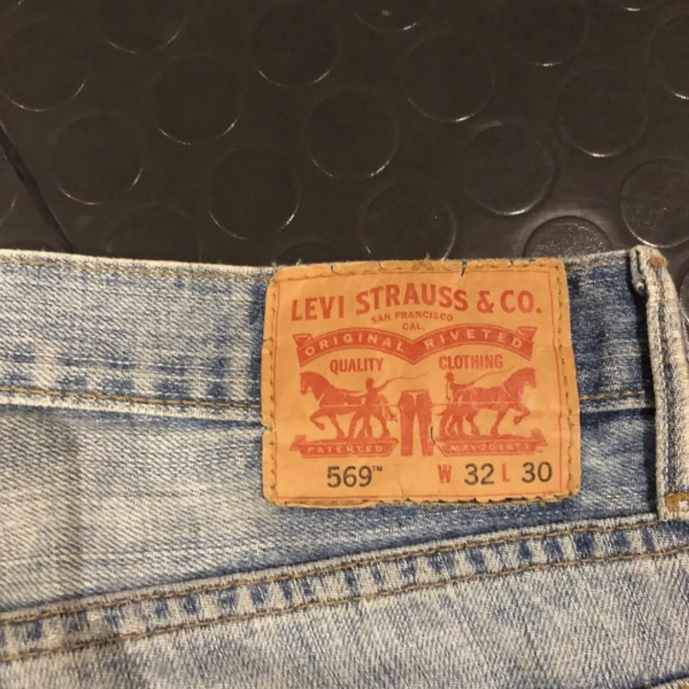 Riktigt feta Levi’s jeans med skön passform, dom har lite heelbite och ett litet hål vid jumsken som jag kan sy igen. Jeans & Byxor.