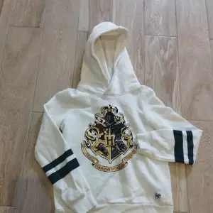 Harry Potter Hogwarts Hoodie Vit/Creme Färg för barn. Använd men i god skick. Storlek: 134/140