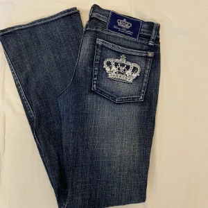 Victoria beckham - Victoria beckham jeans i bra skick. Midjemått: 37 cm| Mått från skrev till midja: 20| innerbenslängd: 80cm| benöppningen: 24cm| skick 8/10| bootcut samt Lågmidjade|