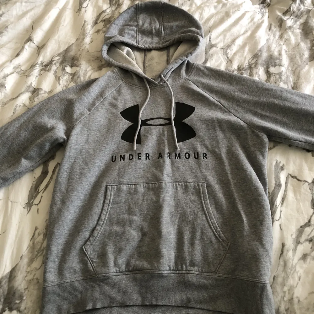 Grå Hoodie från under armour🤍använd men i bra skick 🤍. Hoodies.