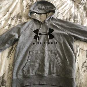 Trå Hoodie  - Grå Hoodie från under armour🤍använd men i bra skick 🤍