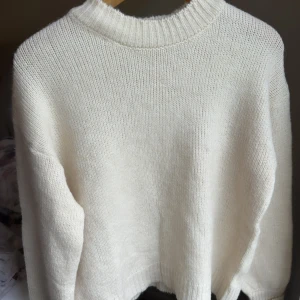 Stickad tröja  - Säljer min helt oanvända beiga stickade tröja i storlek XS/S💗