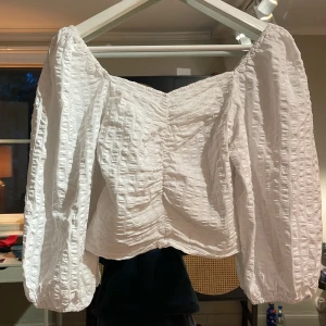 Fin topp från Monki - Denna söta men samtidigt romantiska top kommer från Monki. Denna sitter så smickrande på då den är tajt i midjan och vid bysten och sen är det dem fina fluffiga ärmarna.❄️🤍🌠