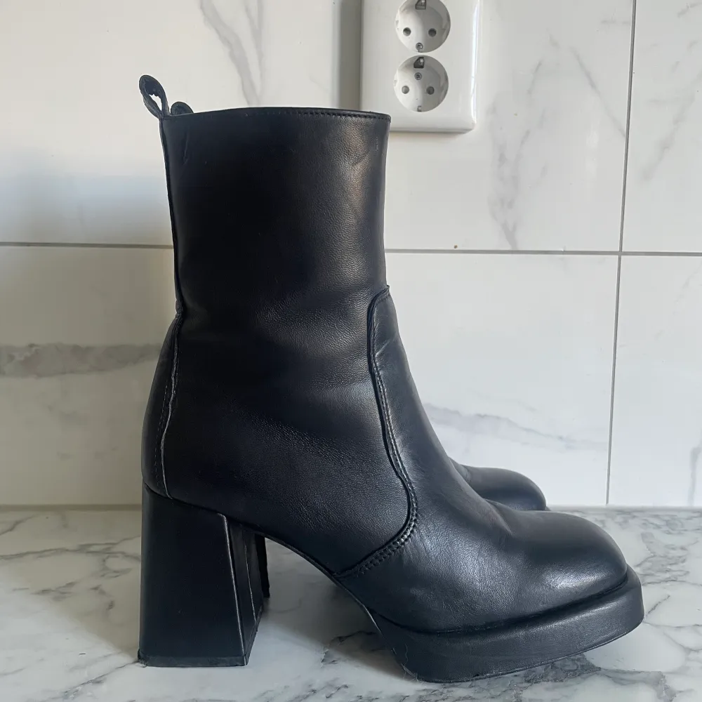 Stövletter i äkta läder från k.cobler, köpta från scorett. Köpta för 1899kr, använda ca 3 korta gånger. I mycket bra skick och har varit väl omhändertagna. . Kengät.