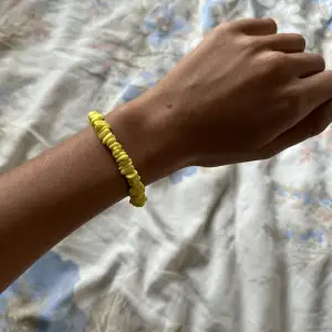 super gulligt och somrigt gult armband